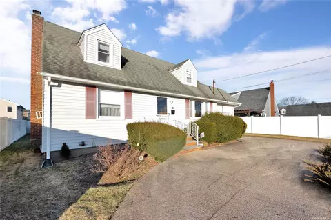 87 Woodward Pkwy, Farmingdale, NY 11735