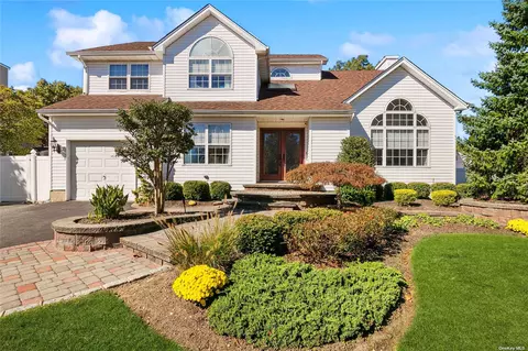48 Long House Way, Commack, NY 11725