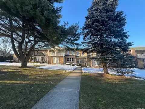 300 Artist Lake Dr #300, Middle Island, NY 11953