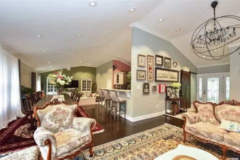 37 Harvard Dr, Woodbury, NY 11797