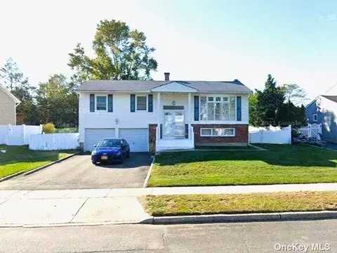 90 Ashland Dr, Kings Park, NY 11754