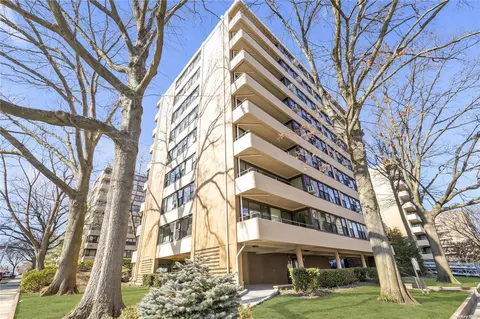 7-24 166th St #3B, Whitestone, NY 11357