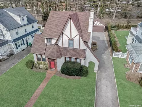 129 Brook St, Garden City, NY 11530