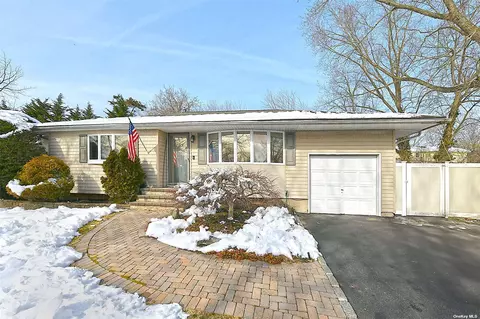 9 North Ln, Huntington, NY 11743