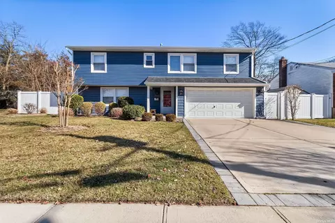 2500 Kayron Ln, North Bellmore, NY 11710