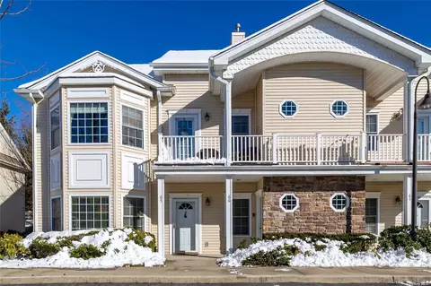 66 Autumn Dr #66, Plainview, NY 11803