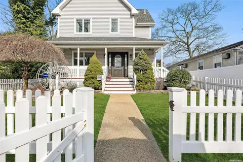 64 Smith St, Merrick, NY 11566
