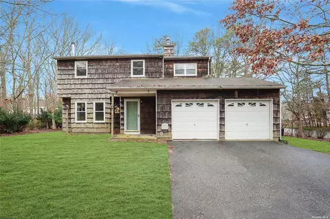 4 Golf Club Cir, Manorville, NY 11949