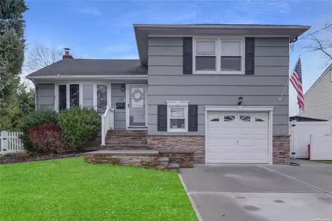 224 Violet St, Massapequa Park, NY 11762