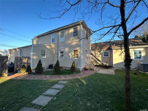 98 W 19th St, Huntington Station, NY 11746