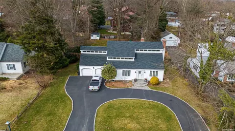 19 Crescent Dr, Searingtown, NY 11507