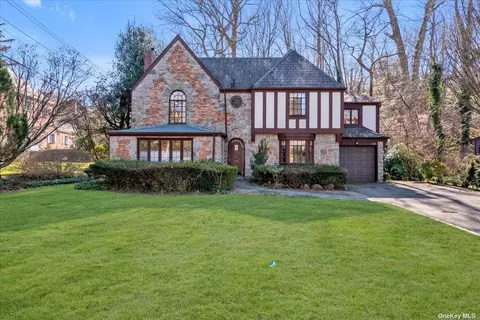 172 Chapel Rd, Manhasset, NY 11030