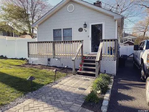 19 Main St, Lake Grove, NY 11755