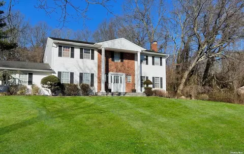 33 Louis Dr, Melville, NY 11747