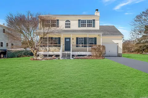 16 Abby Ln, Shirley, NY 11967