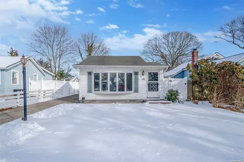 45 Holbrook St, Patchogue, NY 11772