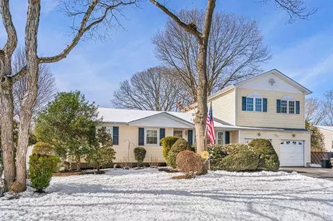 32 Serene Pl, Hauppauge, NY 11788