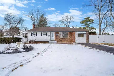 7 Fig Pl, Bay Shore, NY 11706