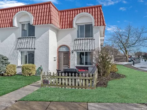 72 Alhambra Dr #72, Oceanside, NY 11572