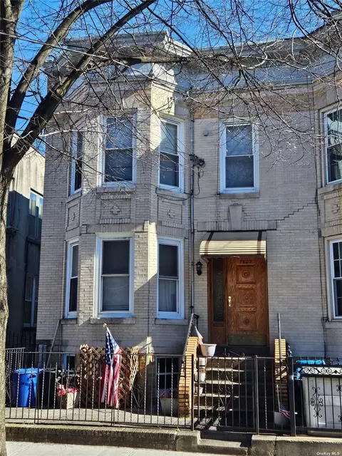 75-07 64th St, Glendale, NY 11385