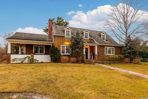 313 W Lakeview Ave, Brightwaters, NY 11718