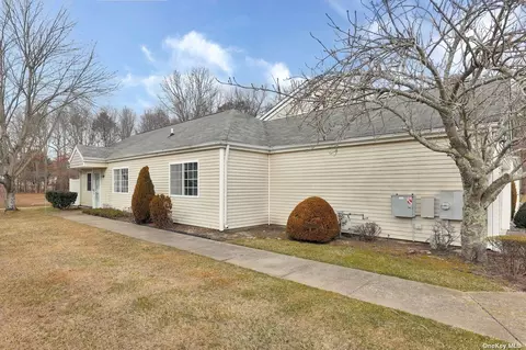 160 Gothic Cir #160, Manorville, NY 11949