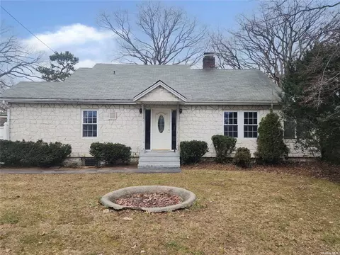 49 Court St, West Babylon, NY 11704