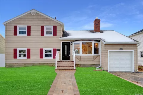 3540 Roanoke St, Seaford, NY 11783