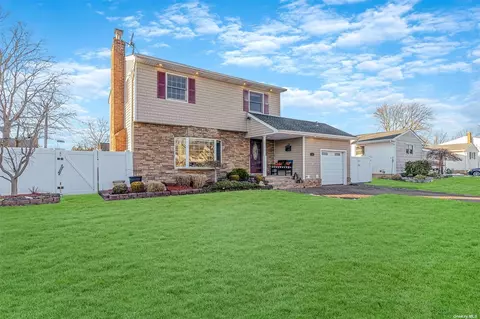17 Daniel Dr, Farmingdale, NY 11735