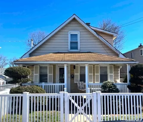 33 Hunnewell Ave, Elmont, NY 11003