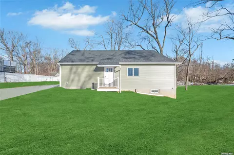 257 Smith Rd, Lake Ronkonkoma, NY 11779