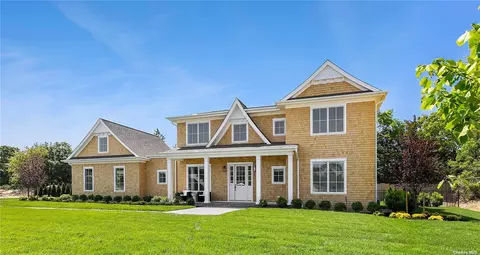 9 Happy Ln, Westhampton Beach, NY 11978
