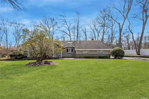 54 Canterbury Dr, Hauppauge, NY 11788