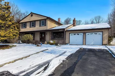 39 Enfield Ln, Hauppauge, NY 11788