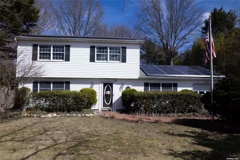 102 Oleeta Rd, Mount Sinai, NY 11766