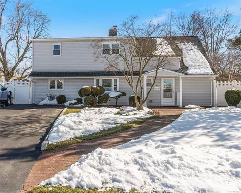 41 Faith Ln, Westbury, NY 11590