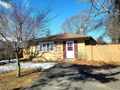137 Eleanor Ave, Mastic, NY 11950