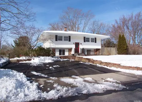 283 N Sheep Pasture Rd NE, East Setauket, NY 11733