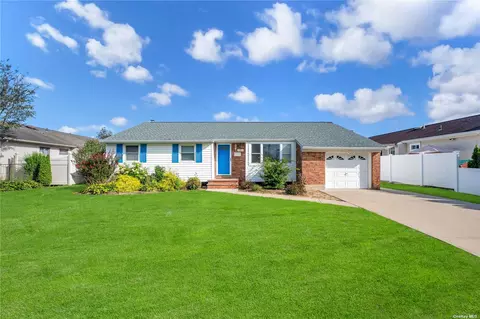 35 S Windhorst Ave, Bethpage, NY 11714