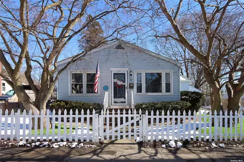 37 Folsom Ave, Huntington Station, NY 11746