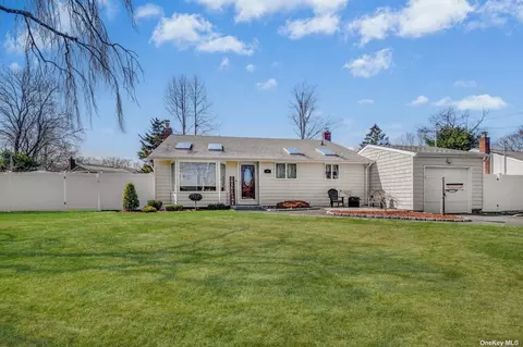 38 Marvin Ln, Commack, NY 11725