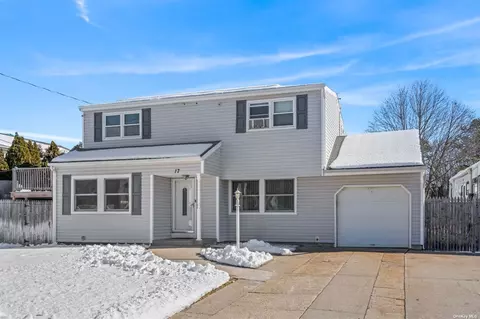 17 Larry Rd, Selden, NY 11784