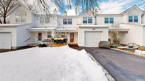 50 Elm St, Central Islip, NY 11722