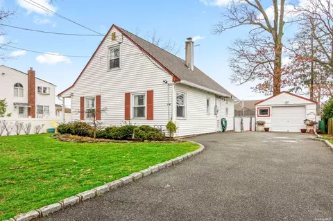 633 Robin Ct, West Hempstead, NY 11552