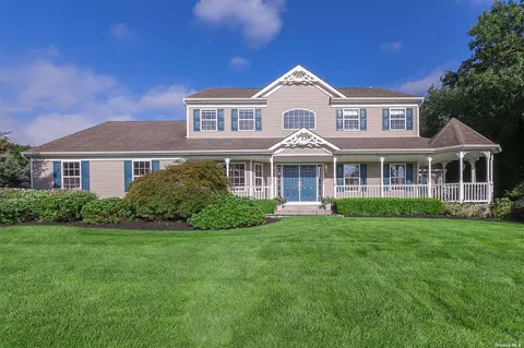 32 Ashley Cir, Manorville, NY 11949