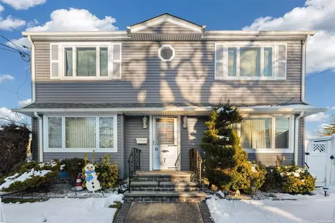 7 Crescent St, Hicksville, NY 11801