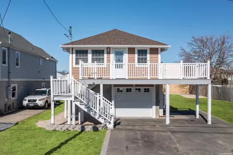 5 Lee Pl, Amity Harbor, NY 11701