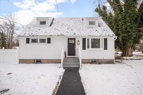 22 Wyandotte St, Selden, NY 11784