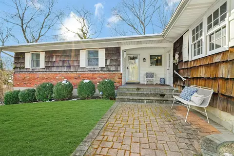 14 Merlin Ln, East Setauket, NY 11733