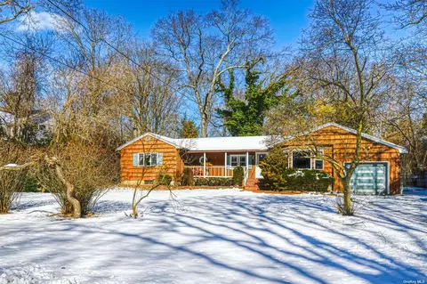 24 Loft Rd, Smithtown, NY 11787